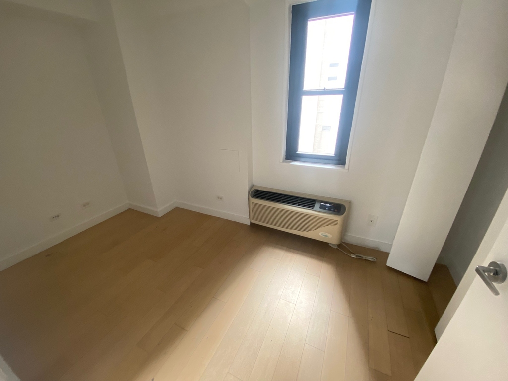 East 39th Street - Photo 13