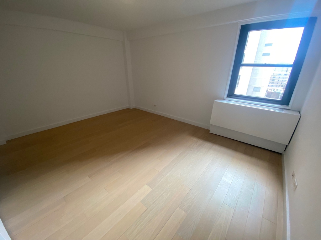 East 39th Street - Photo 10
