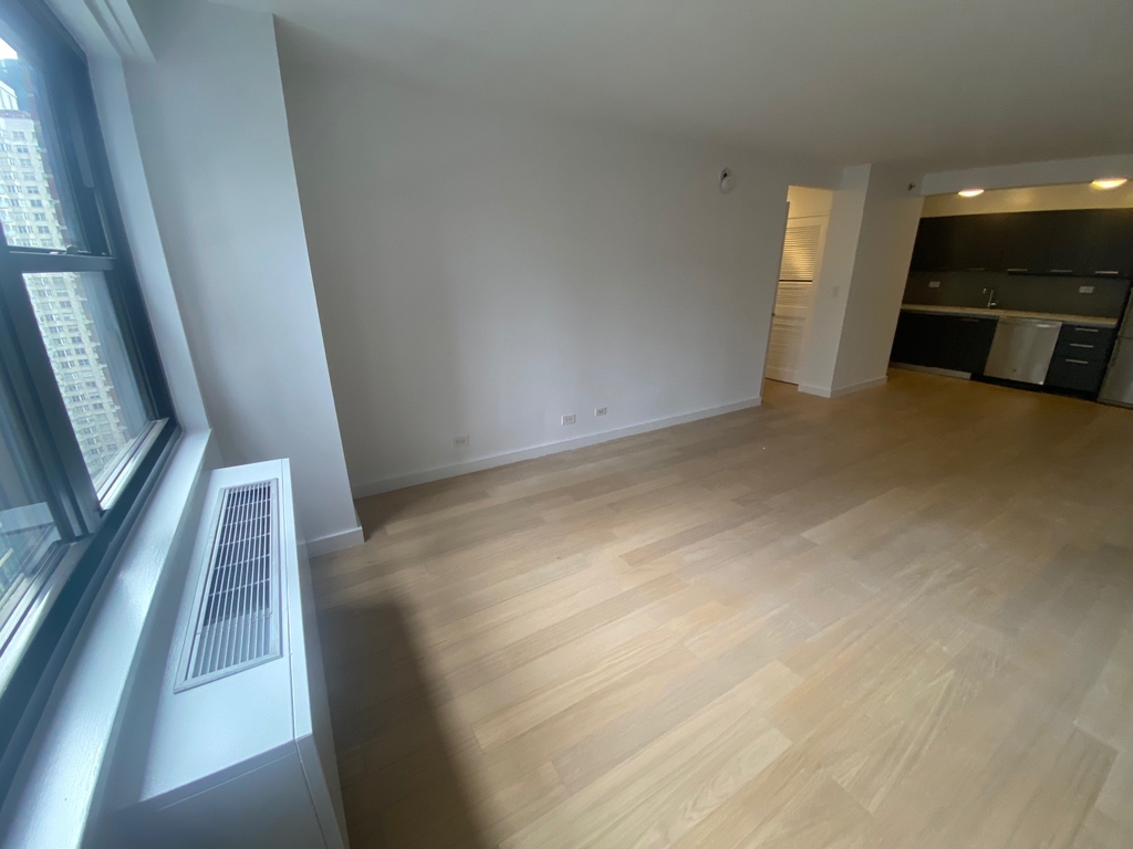 East 39th Street - Photo 2