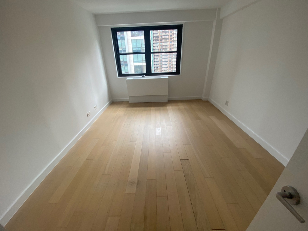 East 39th Street - Photo 4