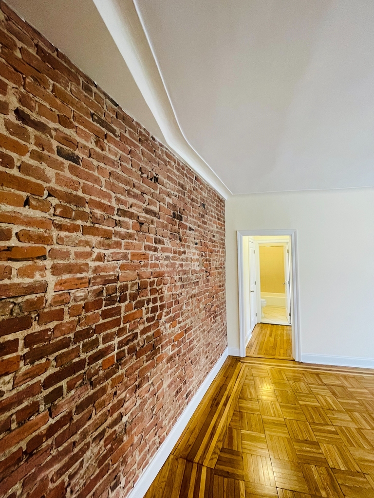 203 West 11th Street - Photo 3