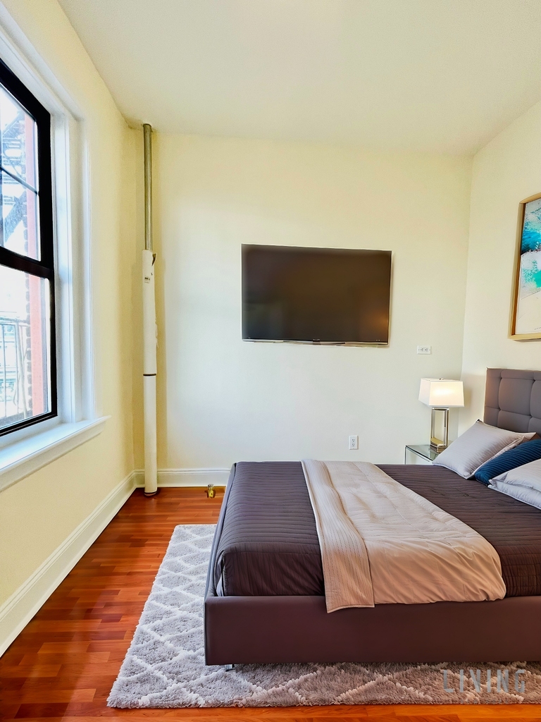 203 West 11th Street - Photo 2