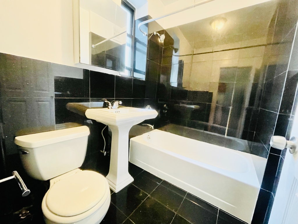 207 West 11th Street - Photo 7