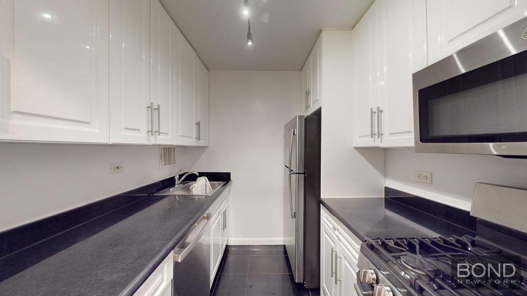 8th Avenue - Photo 2