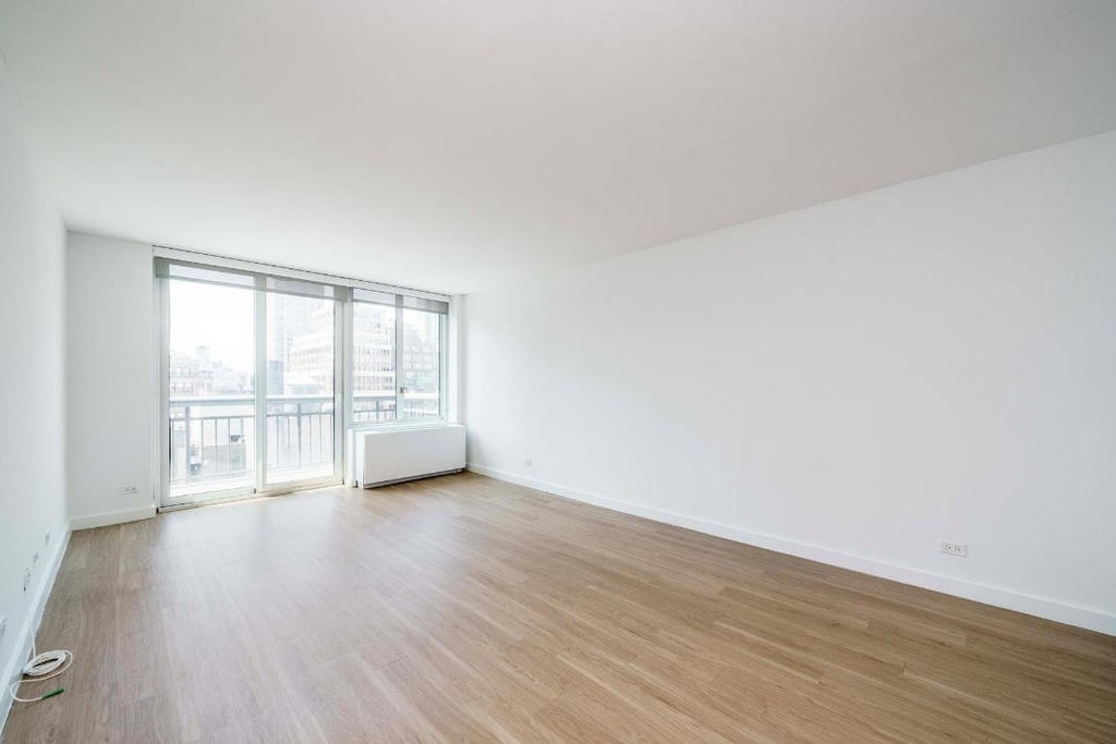 321 W 37th Street - Photo 5