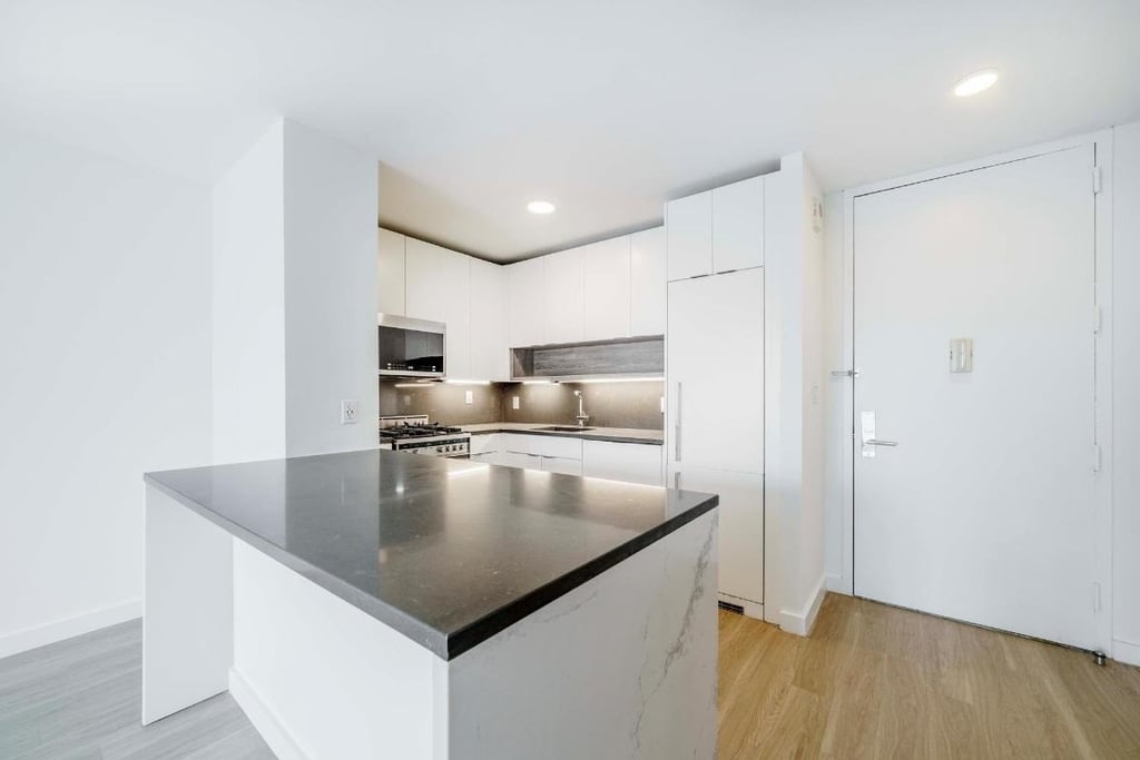 321 W 37th Street - Photo 4