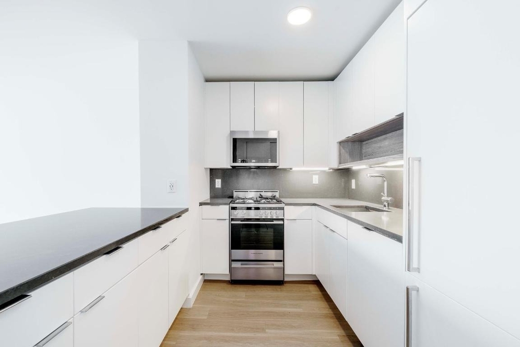 321 W 37th Street - Photo 3