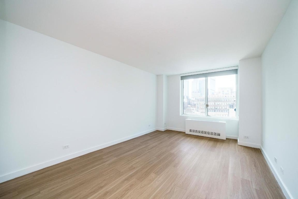 321 W 37th Street - Photo 2
