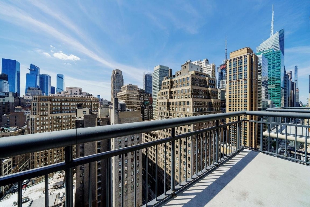 321 W 37th Street - Photo 0
