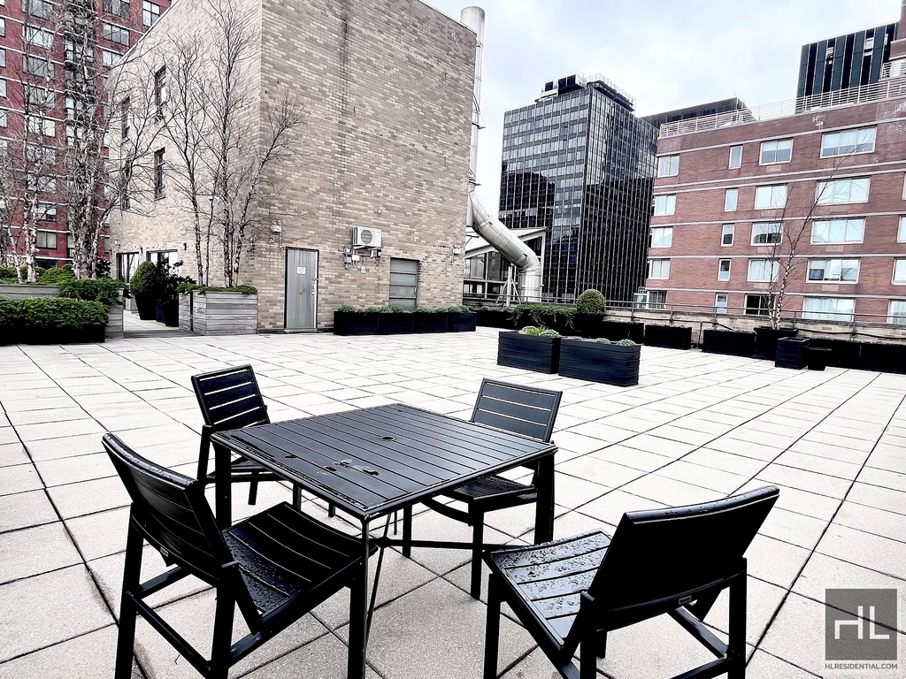 East 40th Street - Photo 17