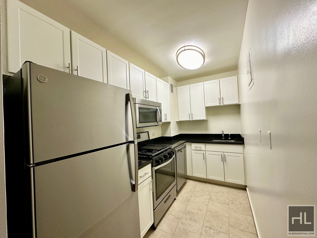 East 40th Street - Photo 2
