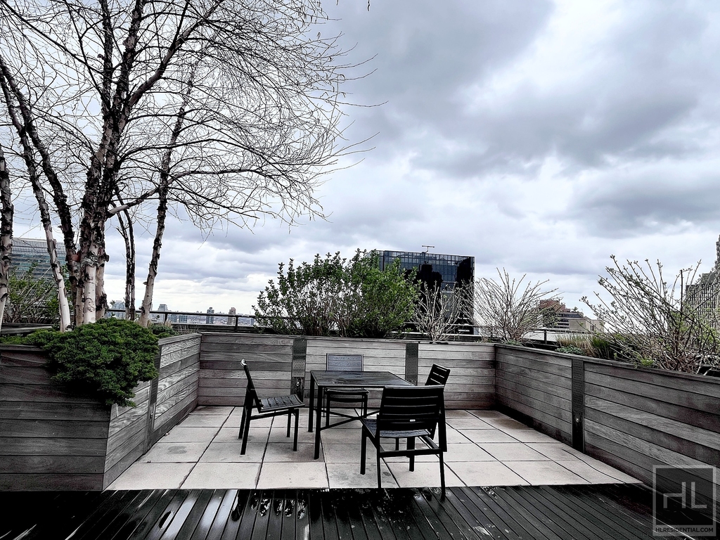 East 40th Street - Photo 18