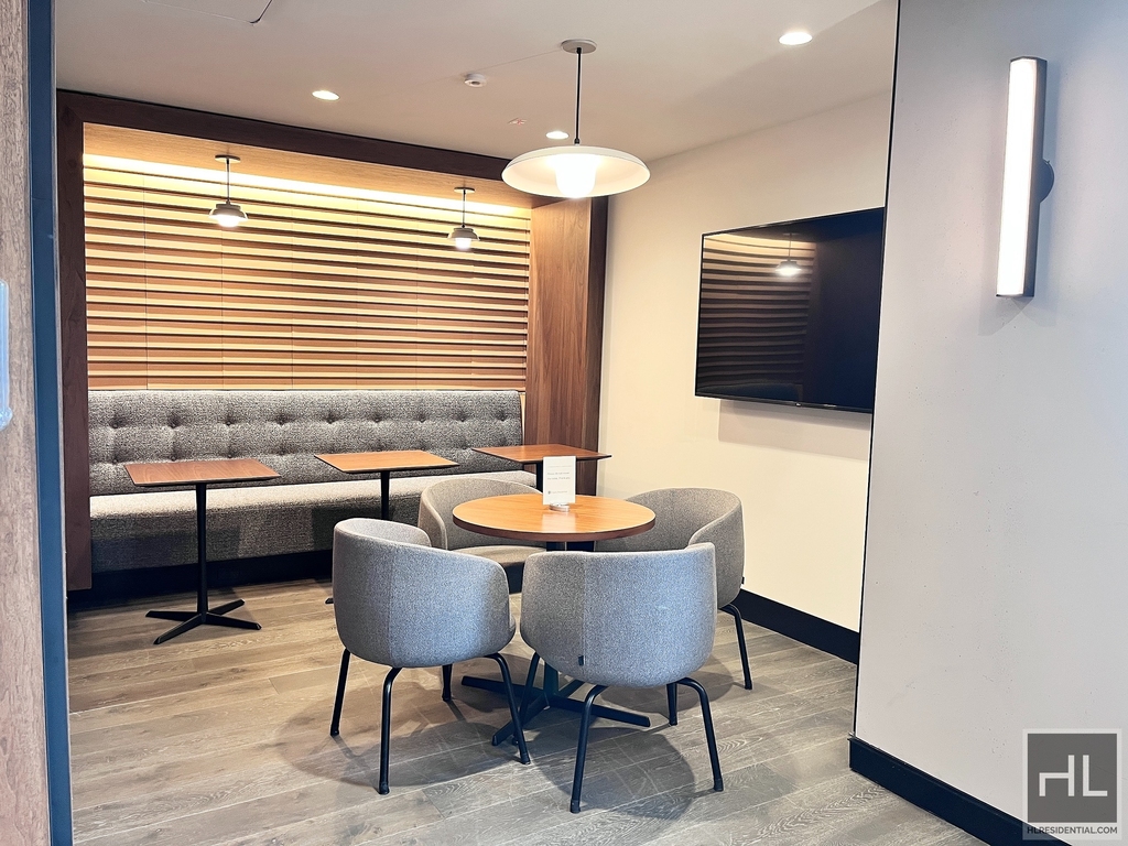 East 40th Street - Photo 12