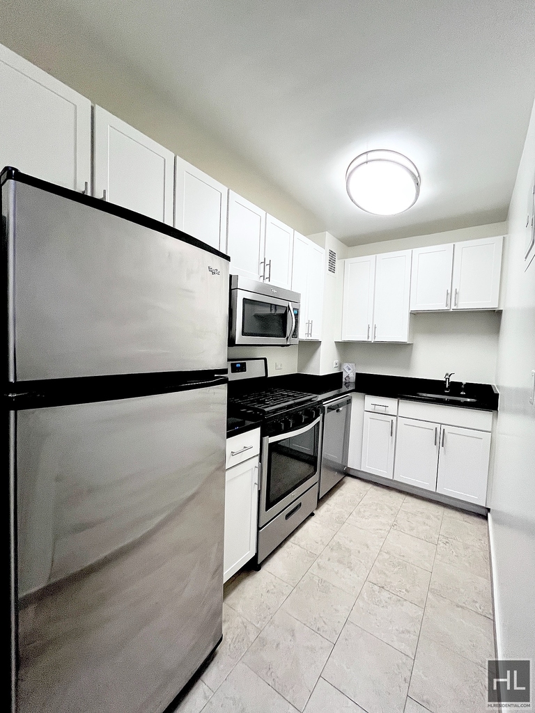 East 40th Street - Photo 4
