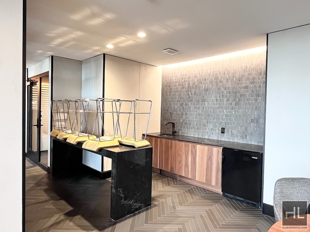 East 40th Street - Photo 14