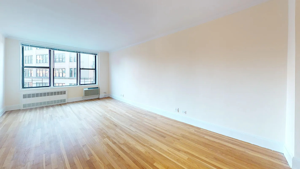 305 West 13th Street - Photo 0