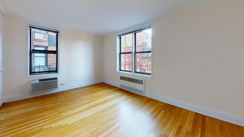 305 West 13th Street - Photo 6