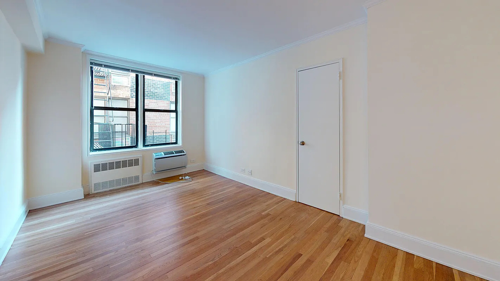 305 West 13th Street - Photo 4