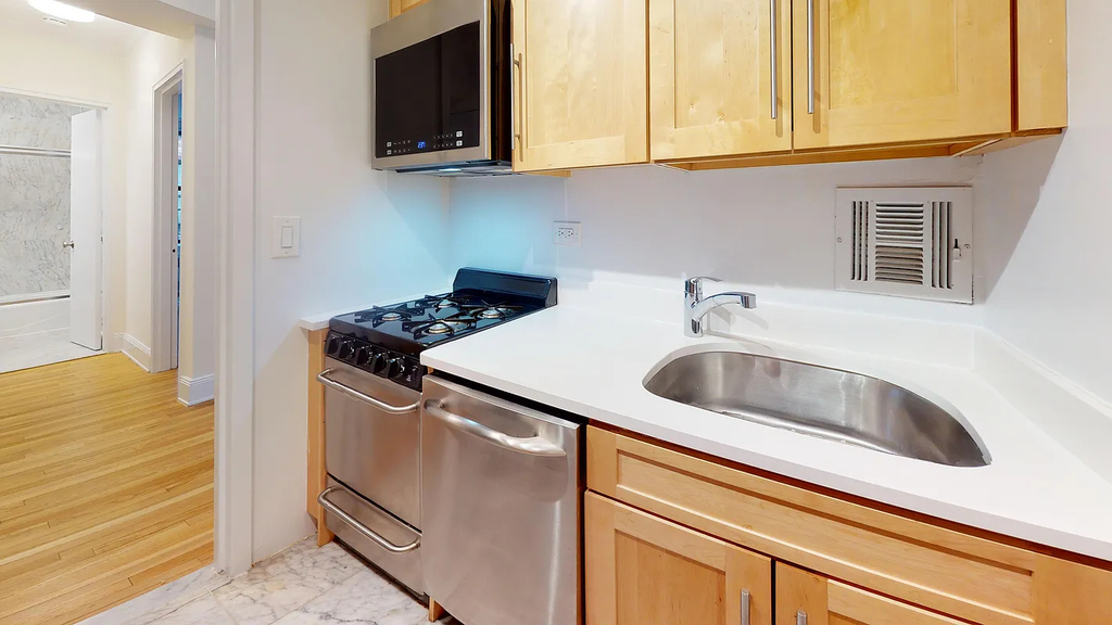 305 West 13th Street - Photo 2