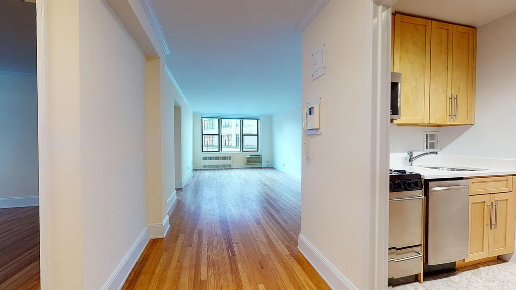 305 West 13th Street - Photo 1