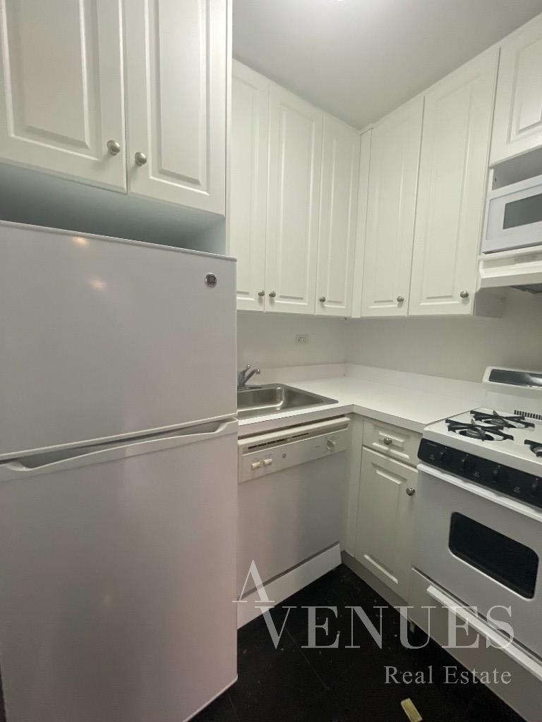 York Avenue - Photo 2