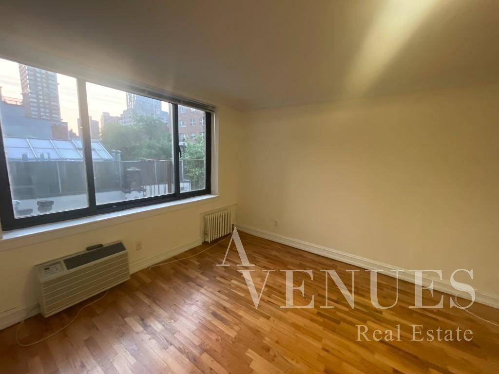 York Avenue - Photo 0
