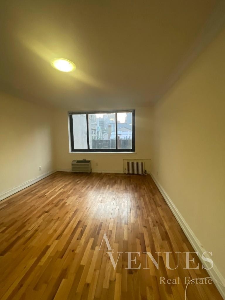 York Avenue - Photo 1