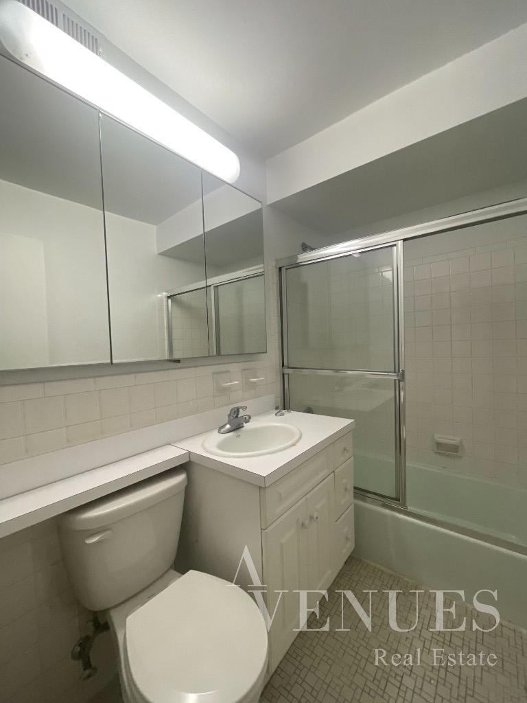 York Avenue - Photo 3