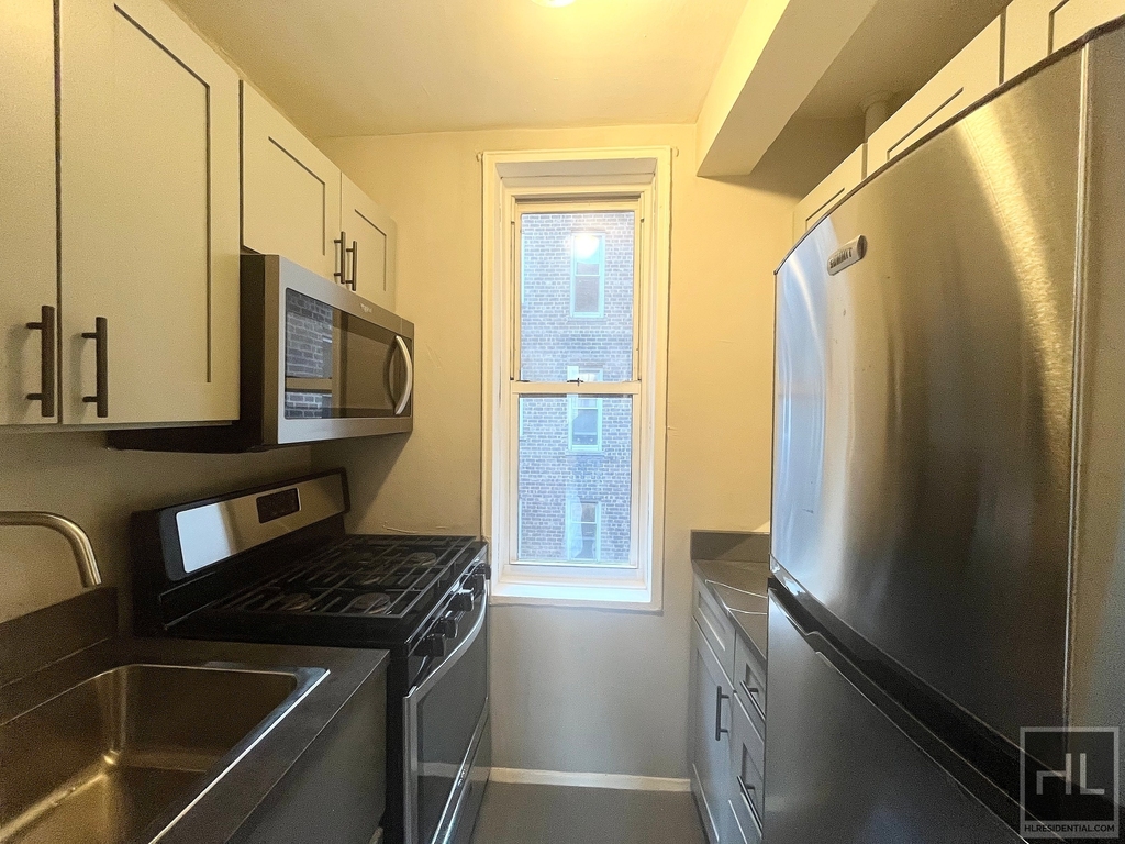 East 58 Street - Photo 2