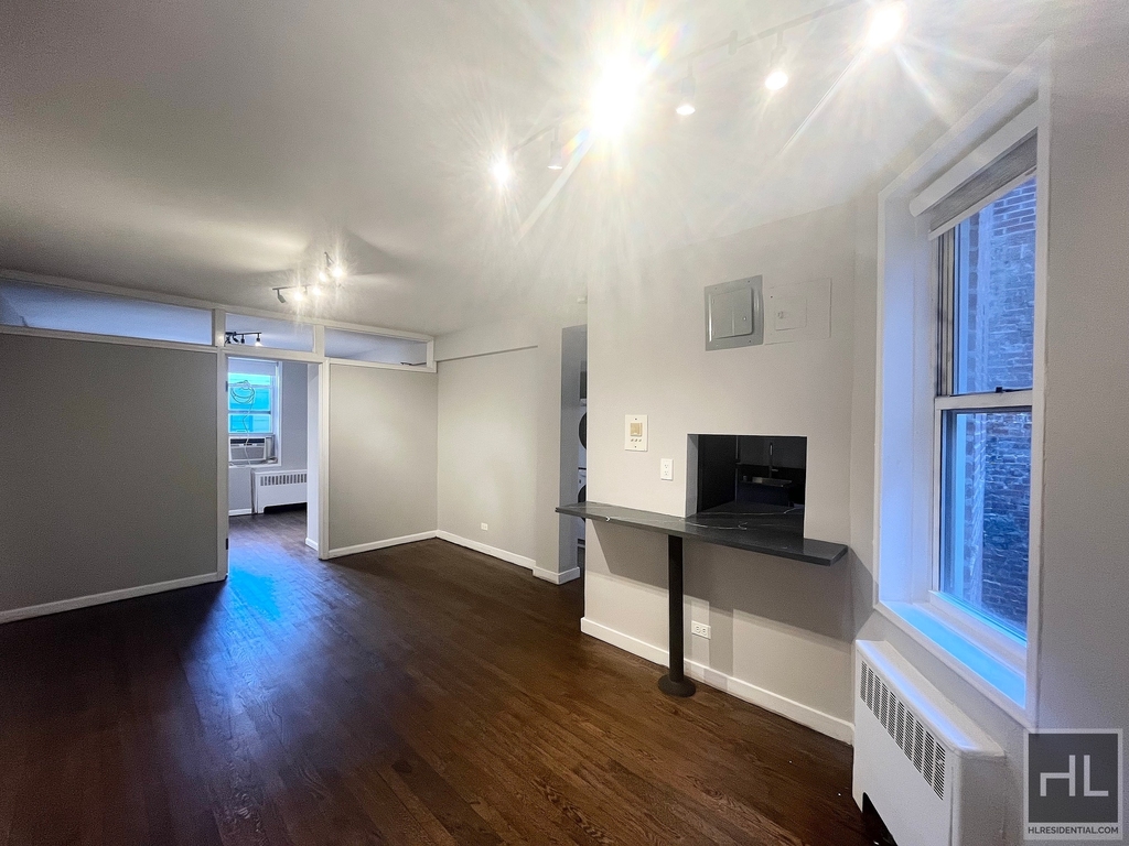 East 58 Street - Photo 5