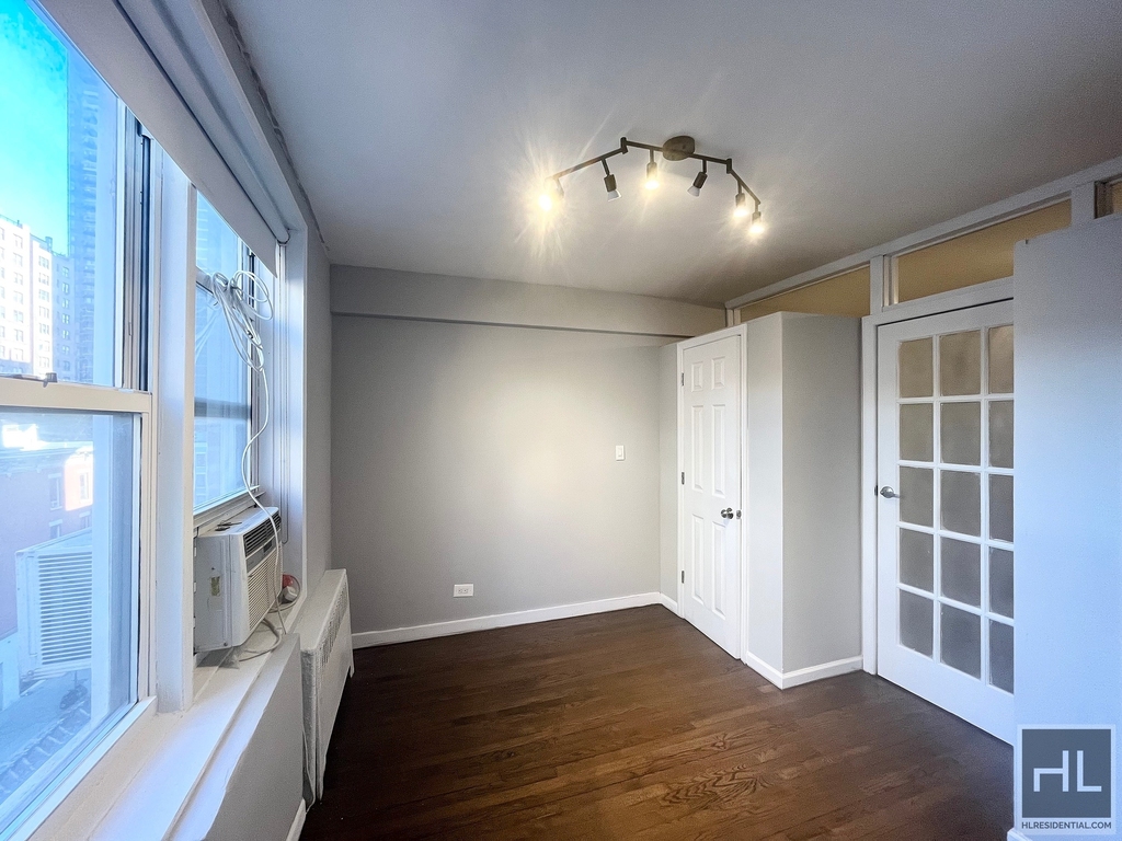 East 58 Street - Photo 7