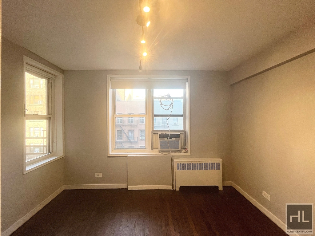 East 58 Street - Photo 3
