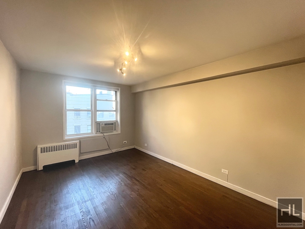 East 58 Street - Photo 4