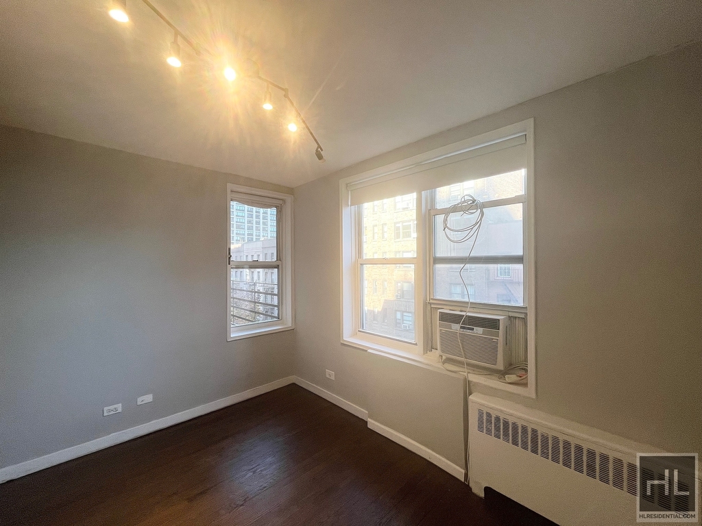 East 58 Street - Photo 1