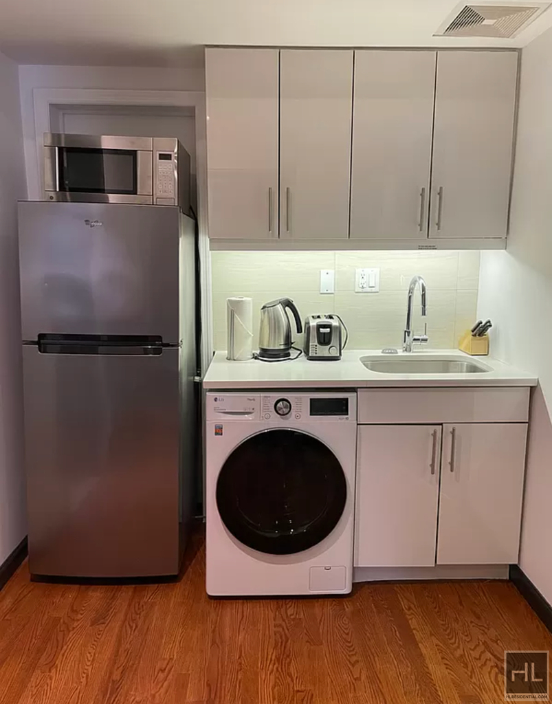 East 37 Street - Photo 4