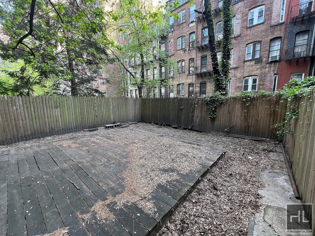 East 83rd Street - Photo 10