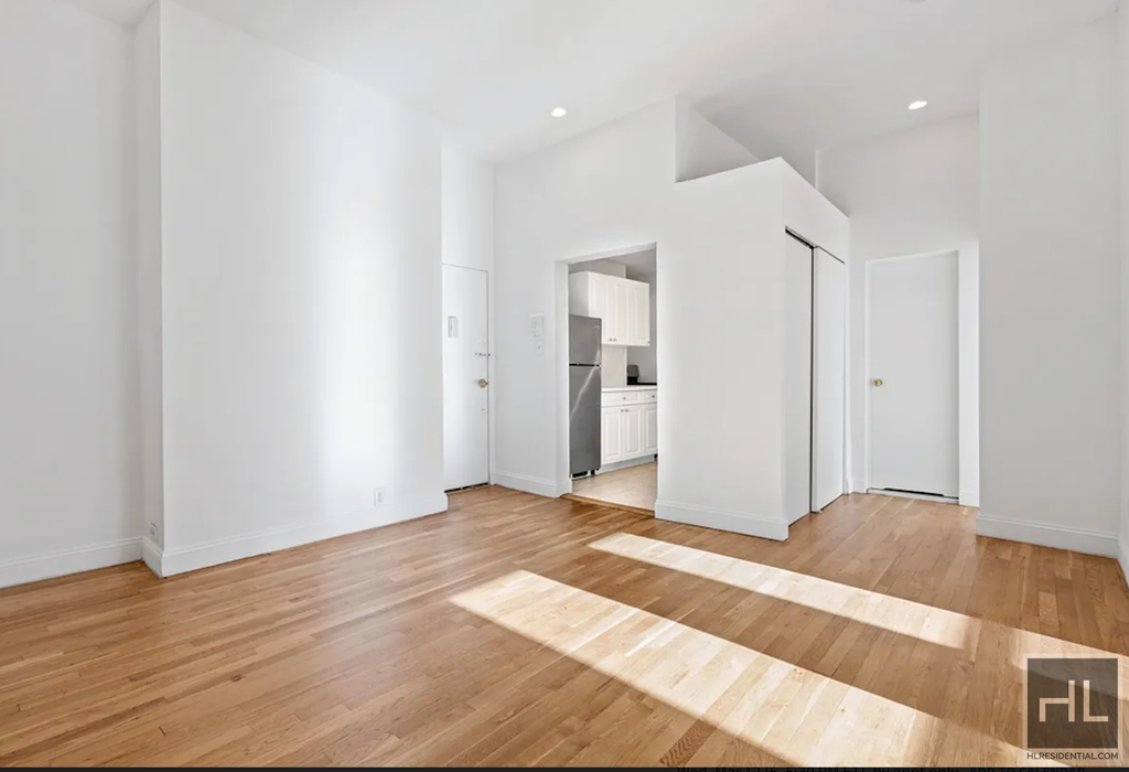 East 69 Street - Photo 6