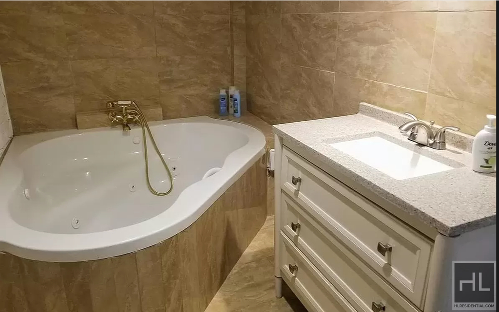 East 83rd Street - Photo 14
