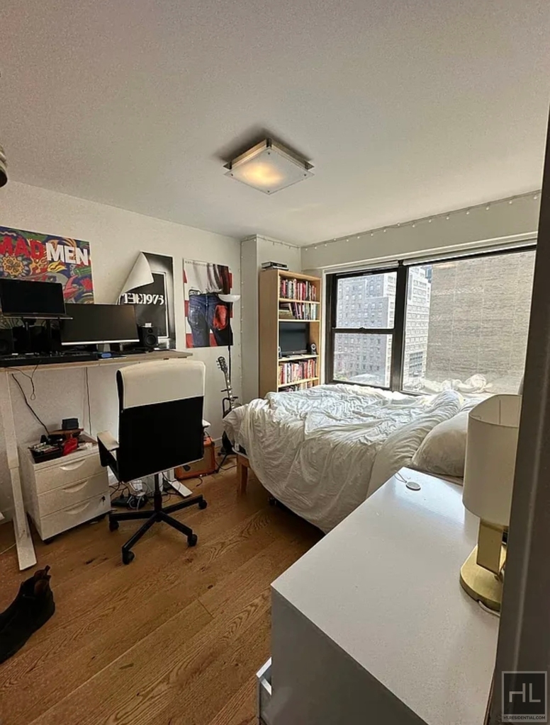 East 44th Street - Photo 2