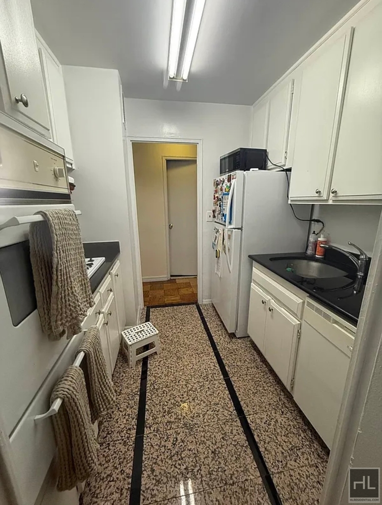 East 44th Street - Photo 4