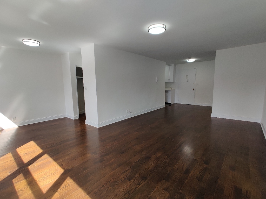 1st Ave/87 - Photo 2