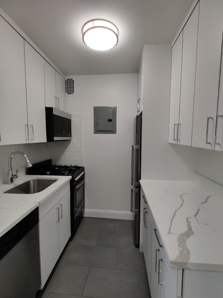 1st Ave/87 - Photo 3