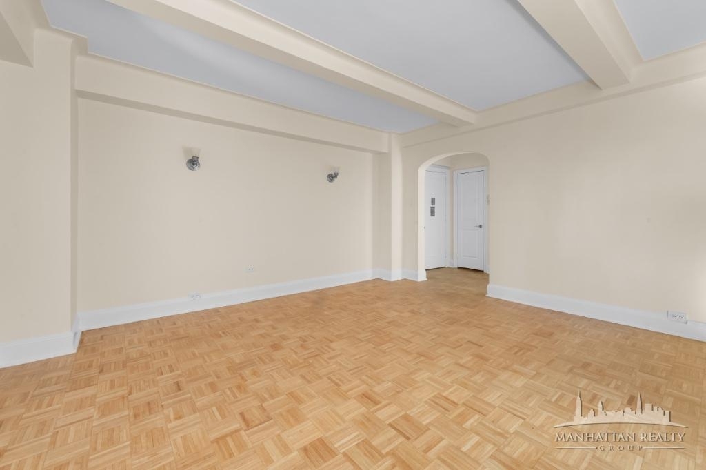 Christopher St - Photo 1