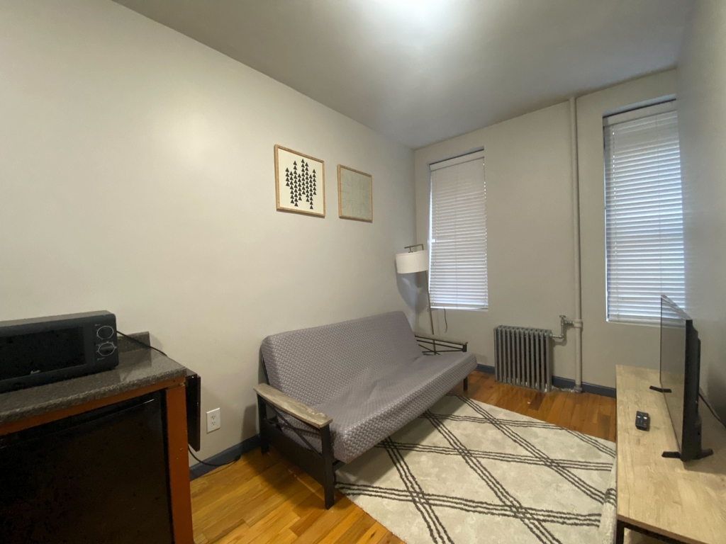 East 7th Street - Photo 4