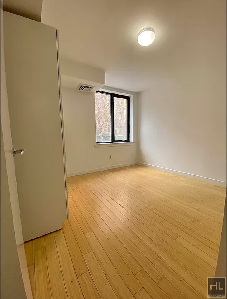 Avenue C - Photo 8