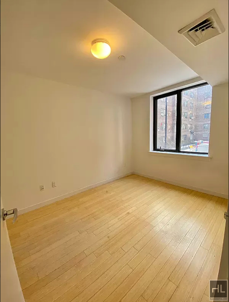 Avenue C - Photo 2