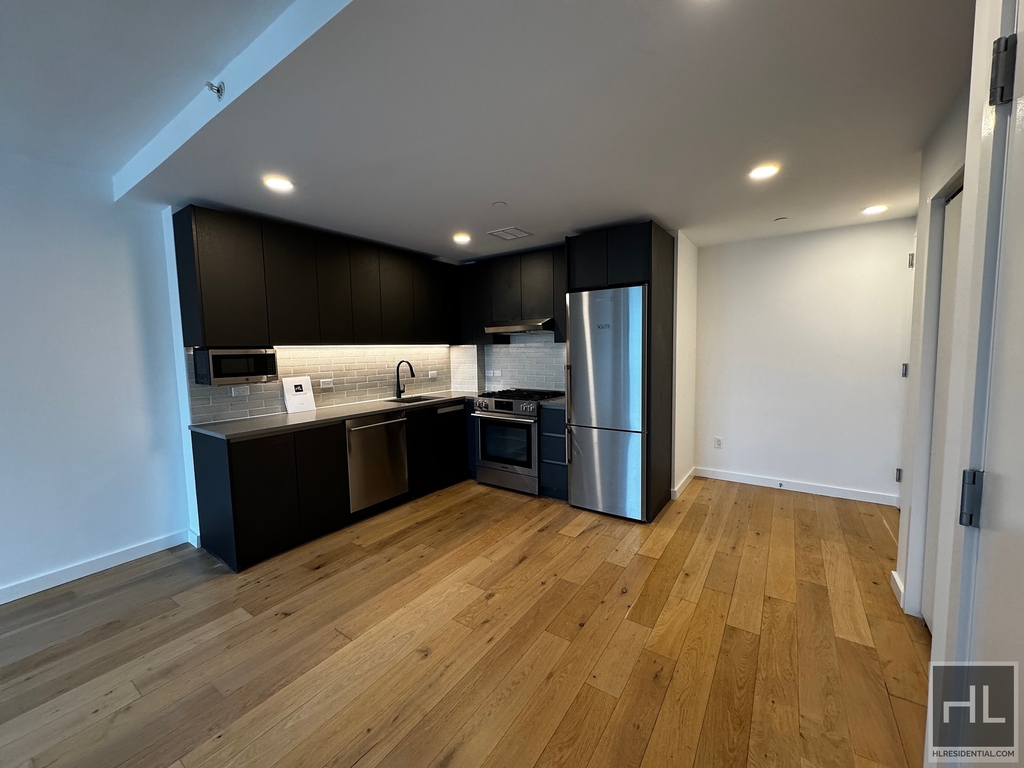 Northern Boulevard - Photo 8
