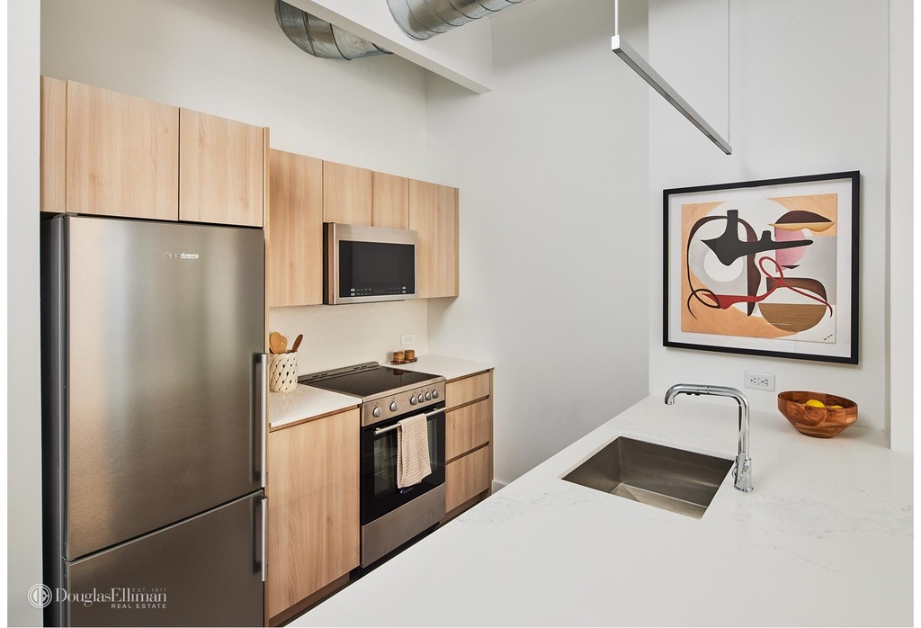 339 W 38th St - Photo 3