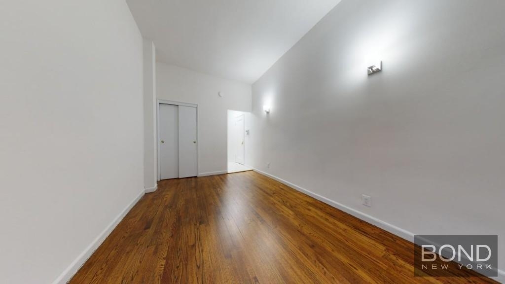 East 89th Street - Photo 8