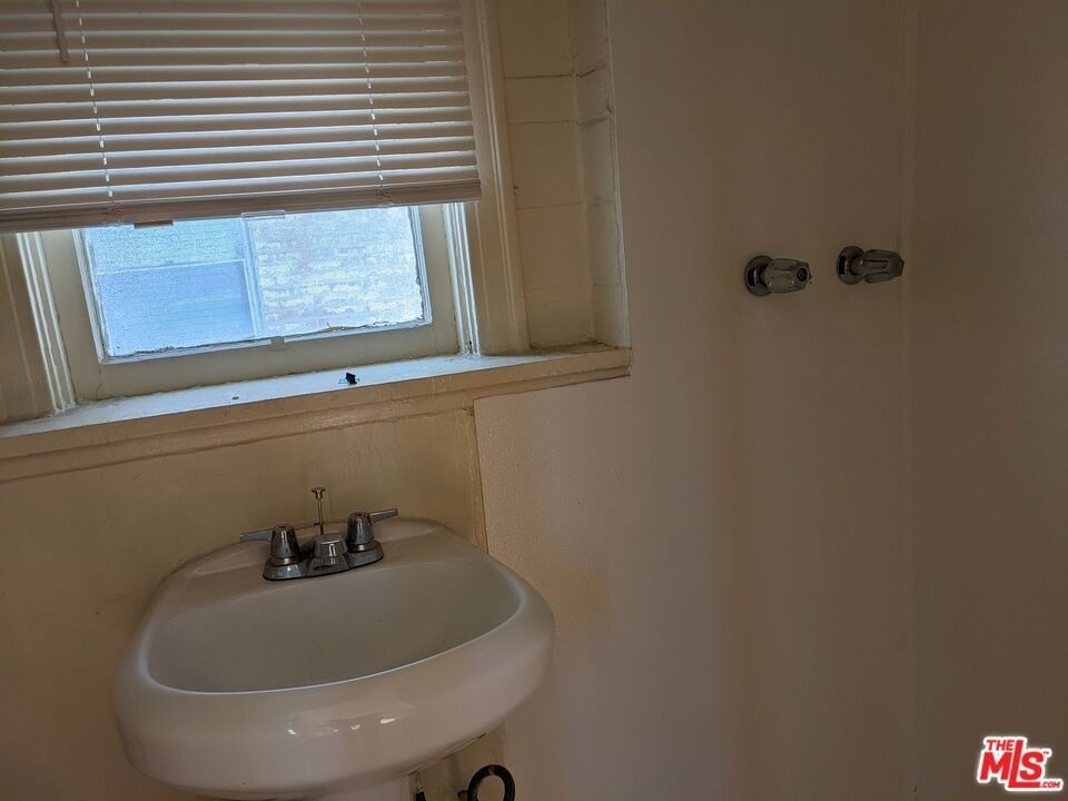 246 S Kenmore Avenue - Photo 2